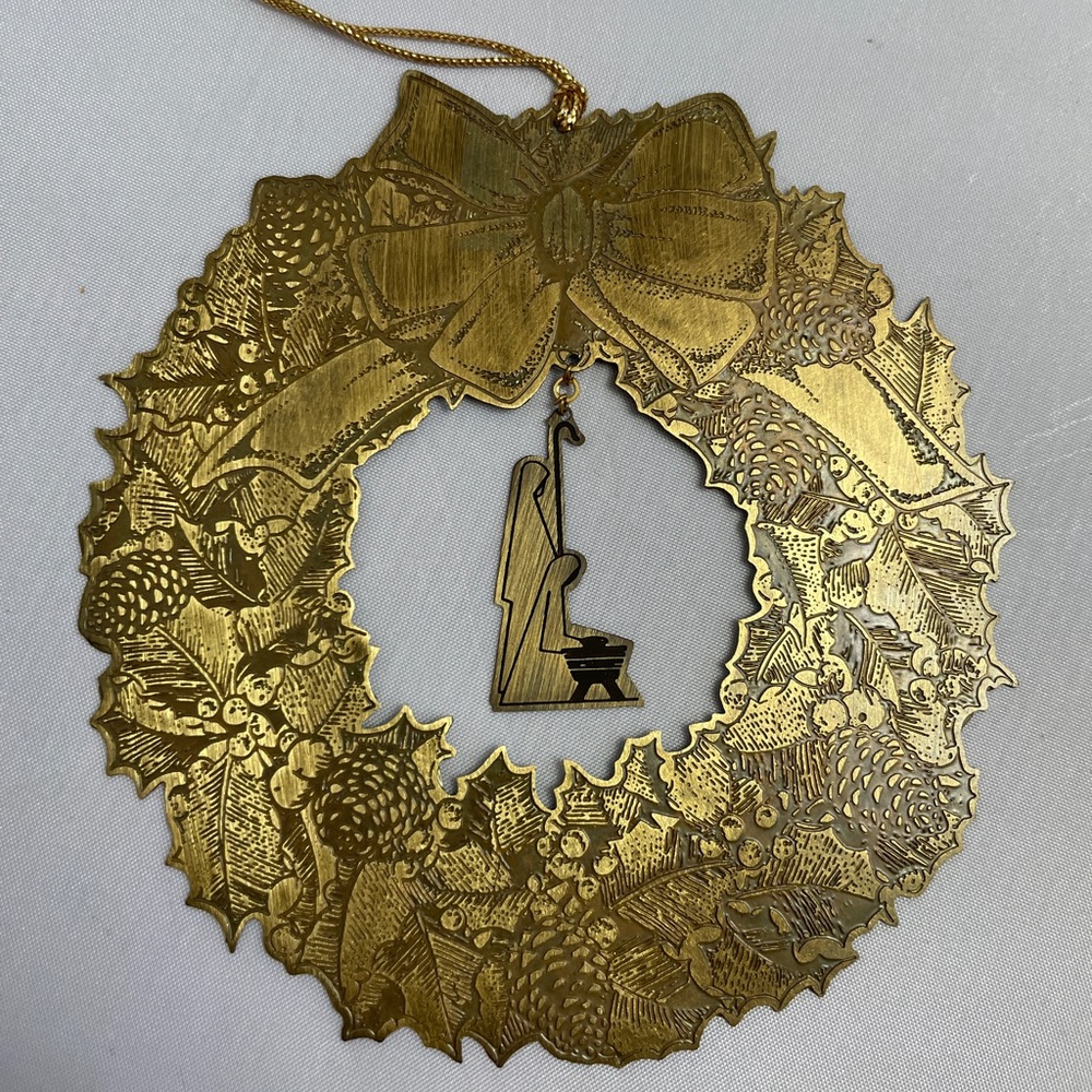 Christmas‎ Tree Ornament Vintage Holy Family at Manger & Wreath Metal 1991